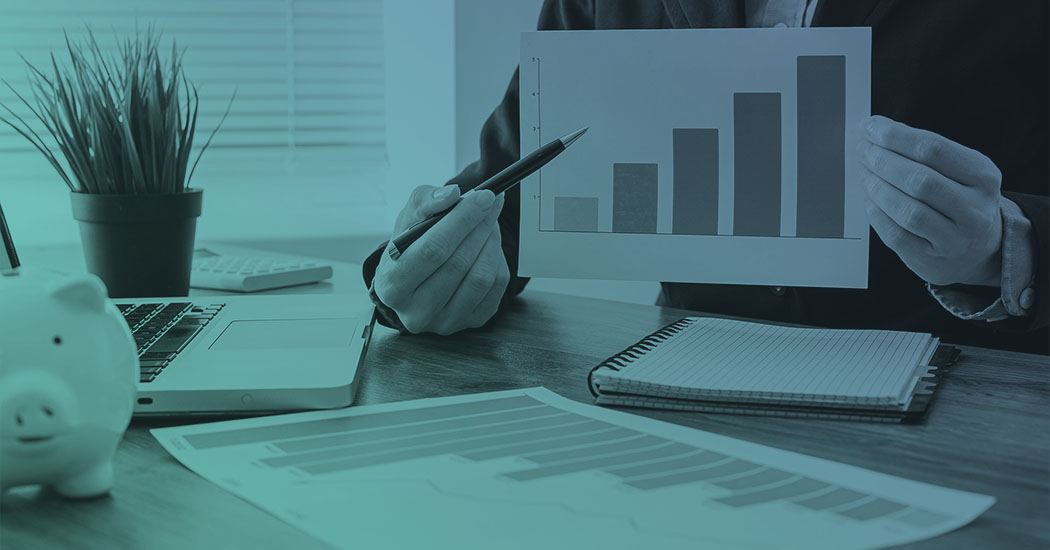 Empresário mostrando gráfico de crescimento de franquias na área da saúde